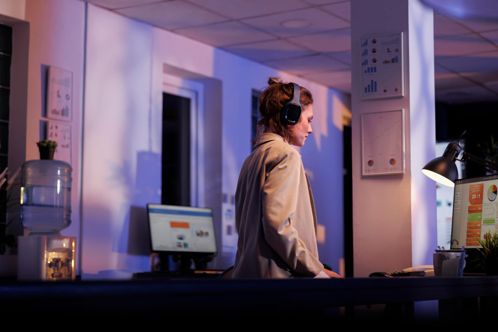 Chica de pie delante de un monitor con gráficos trabajando en RPA Asistida